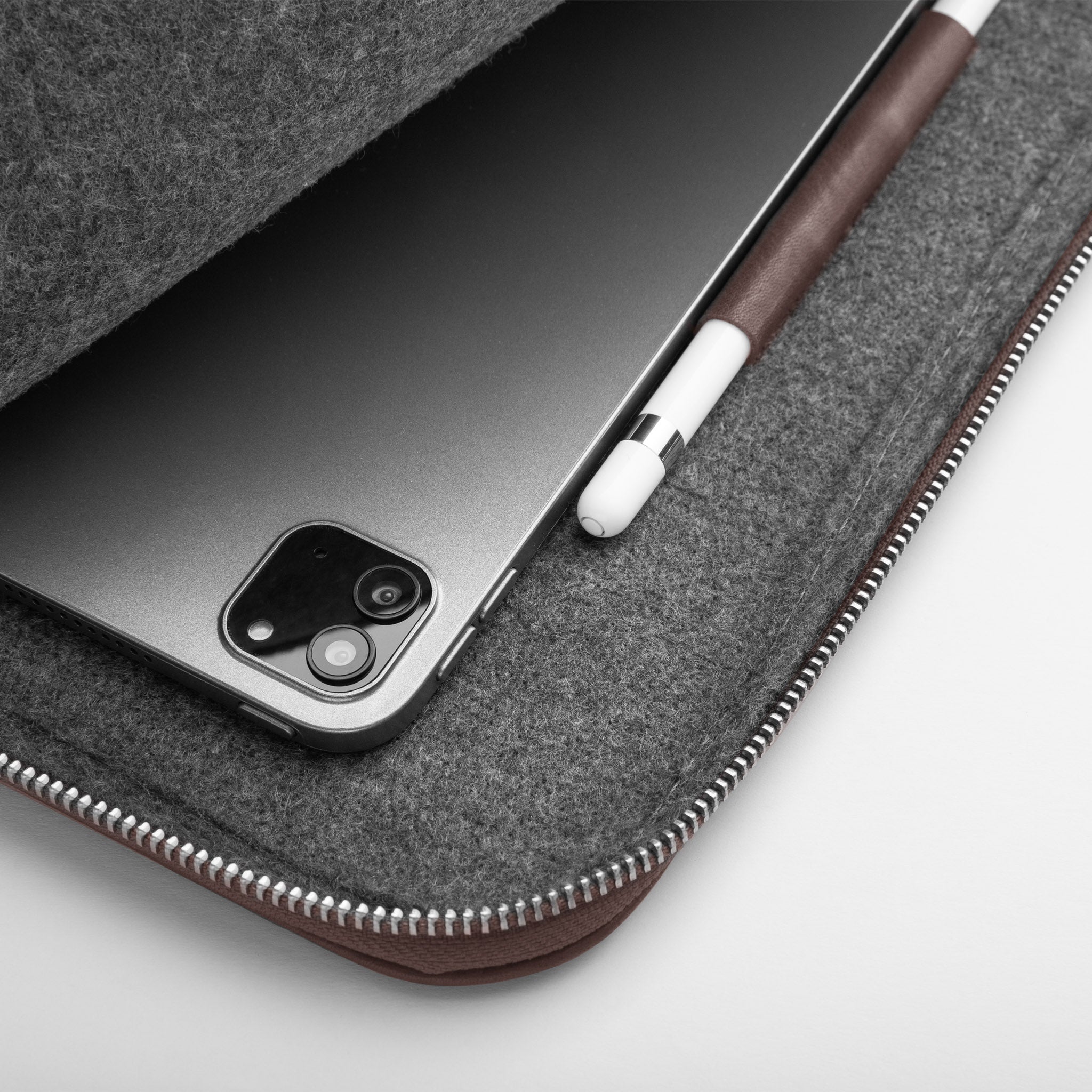 Walden® Bundle Funda iPad + Bolso Tech de Cuero Genuino · Moca