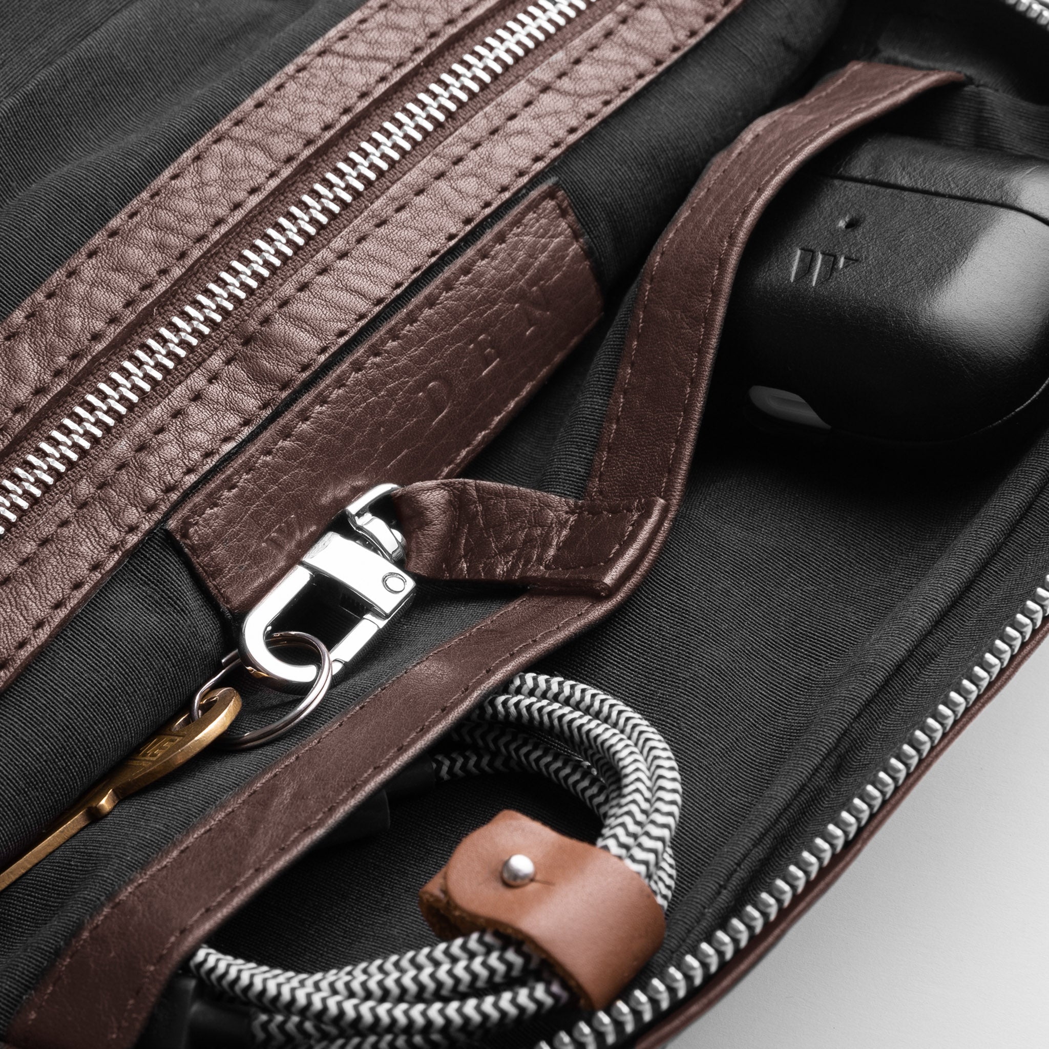 Walden® Bundle Funda Macbook / PC Laptop + Bolso Tech de Cuero Genuino · Moca