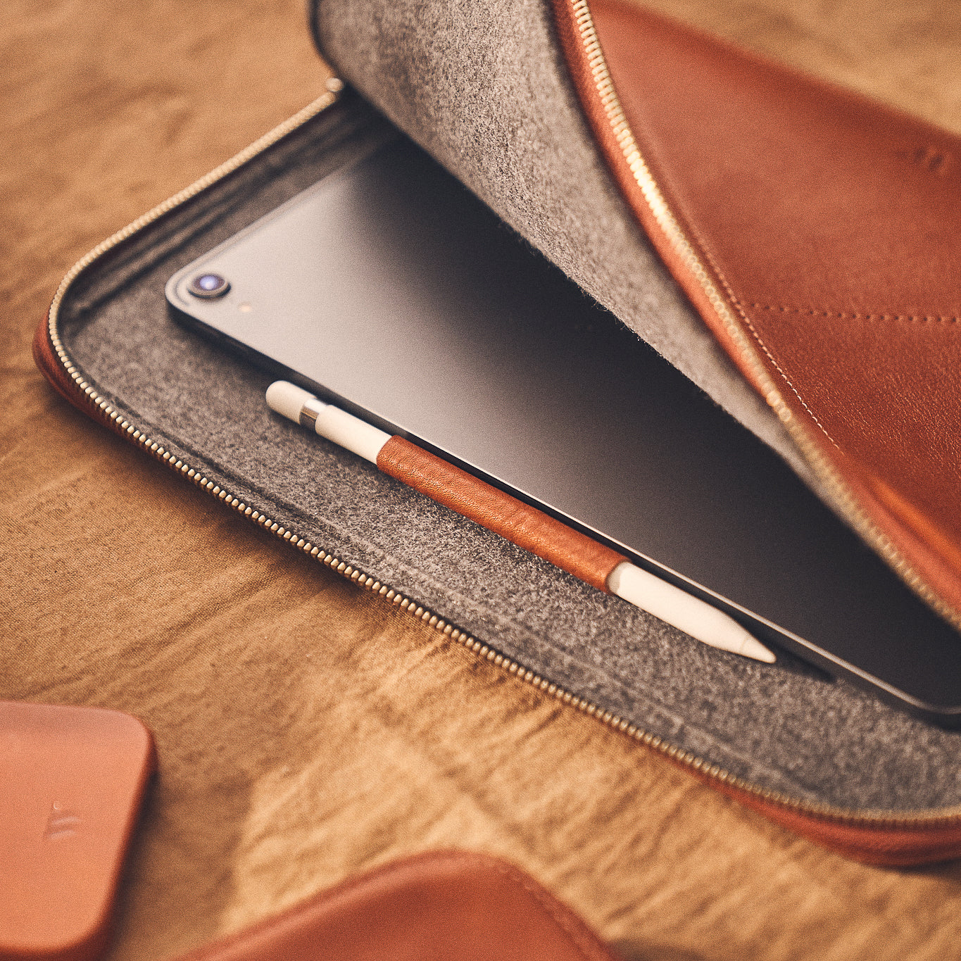 Walden® Bundle Funda iPad + Bolso Tech de Cuero Genuino · Terra