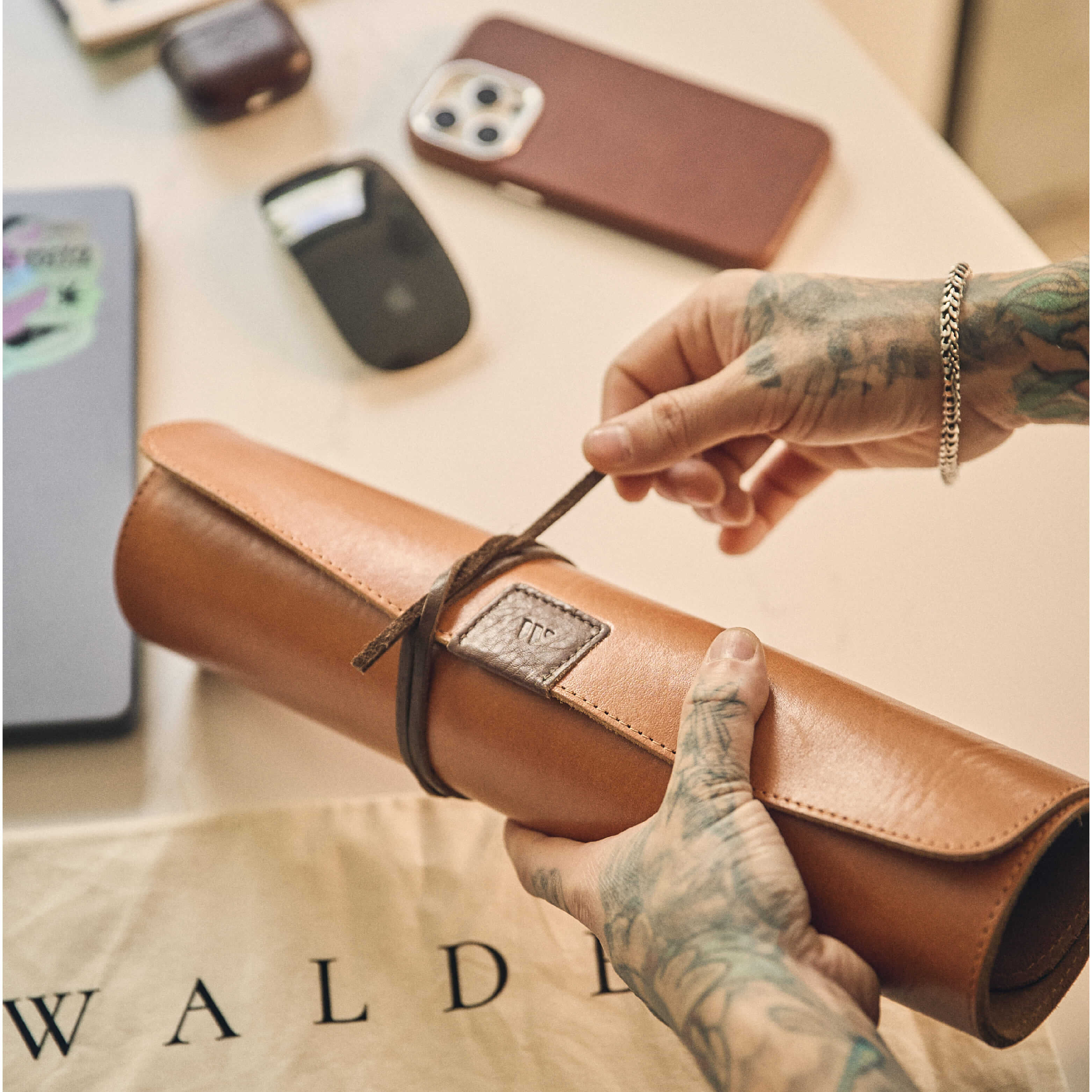 Walden® Laptop Mat de Cuero Genuino · Terra