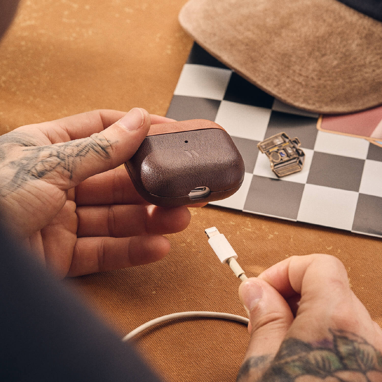 Walden® Estuche para Airpods de Cuero Combinado · Mekas #color_mekas