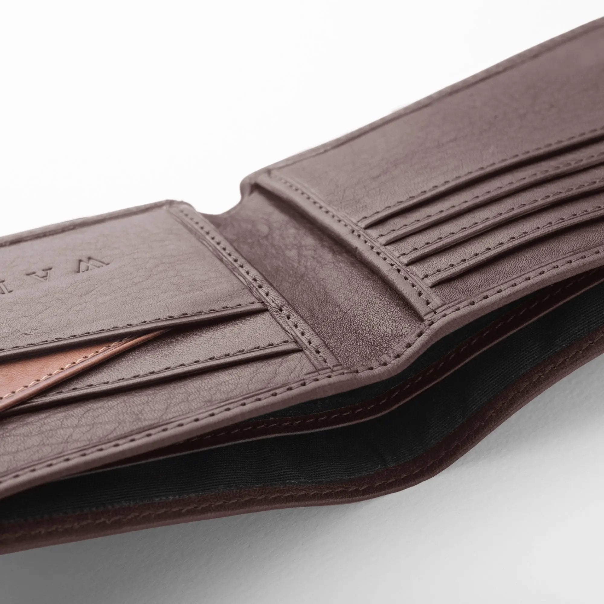 Walden® Billetera Euro Mark de Cuero Genuino · Moca #color_moca