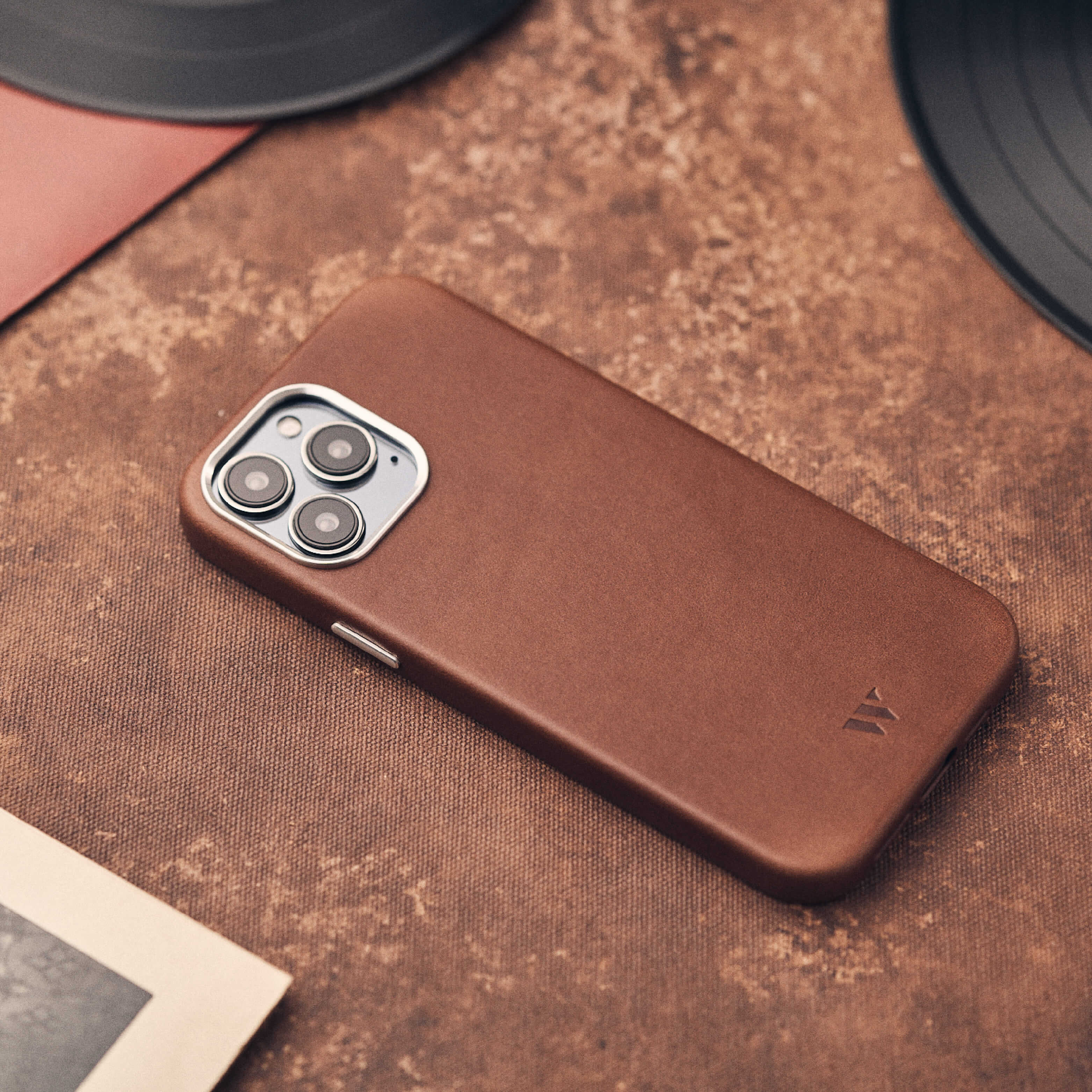 Walden® Funda iPhone + Estuche Airpods de Cuero Genuino · Moca