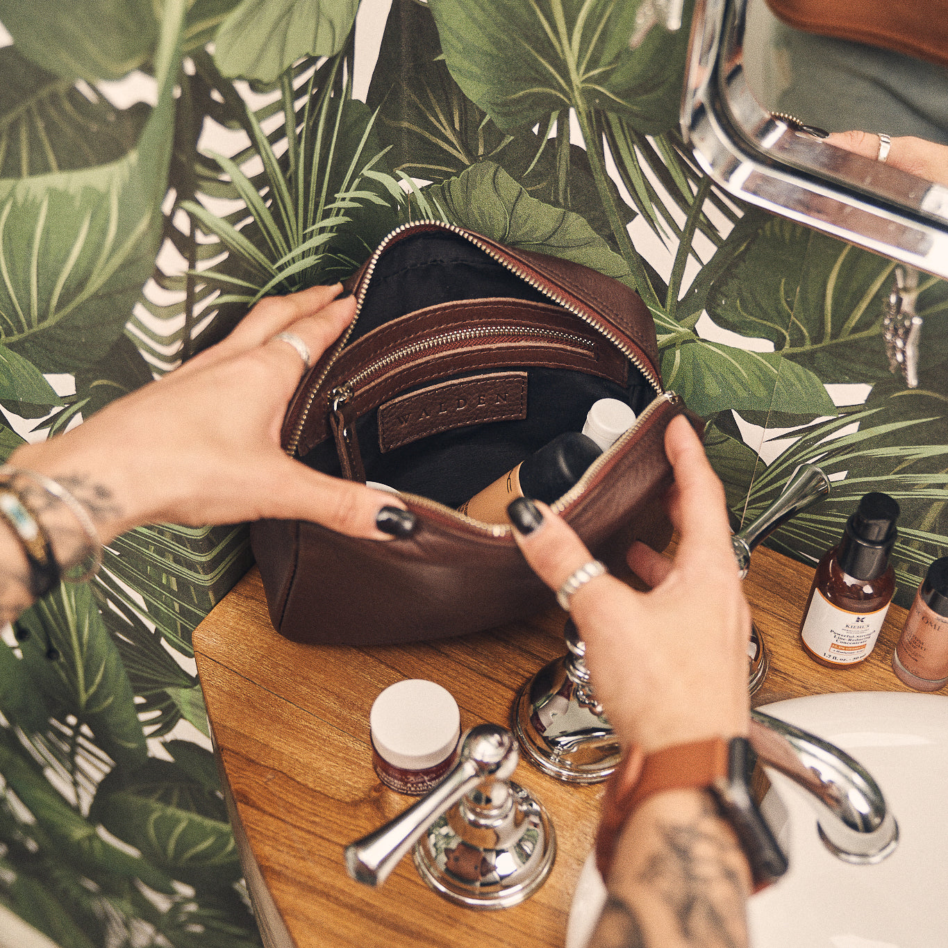 Walden® Bundle Funda iPad + Bolso Tech de Cuero Genuino · Moca