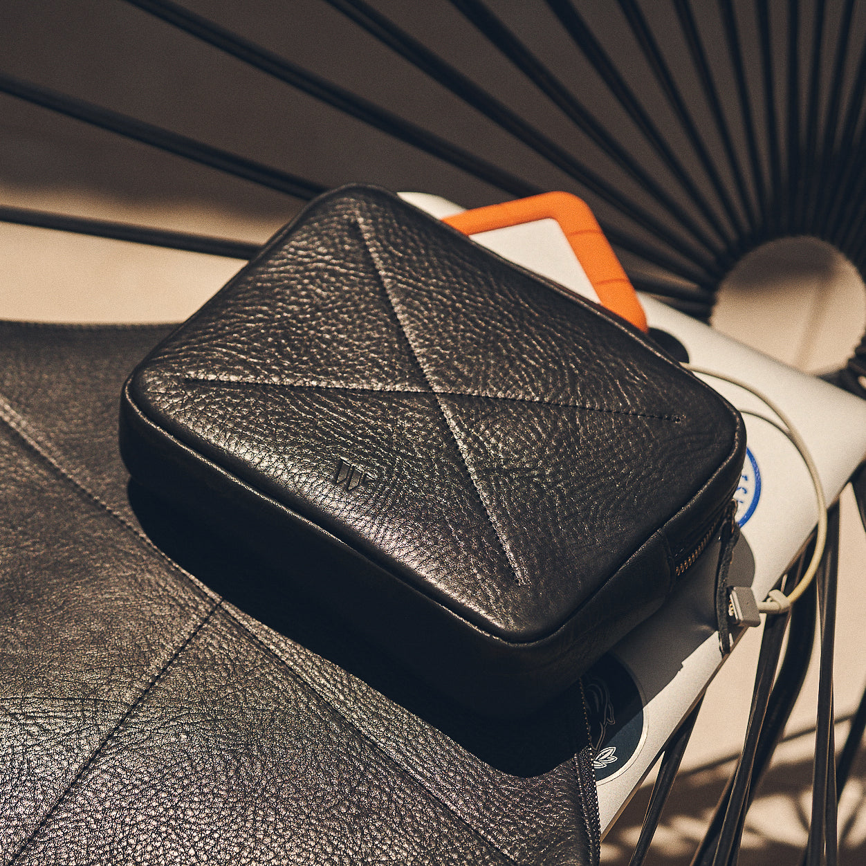 Walden® Bundle Funda Macbook / PC Laptop + Bolso Tech de Cuero Genuino · Bosco