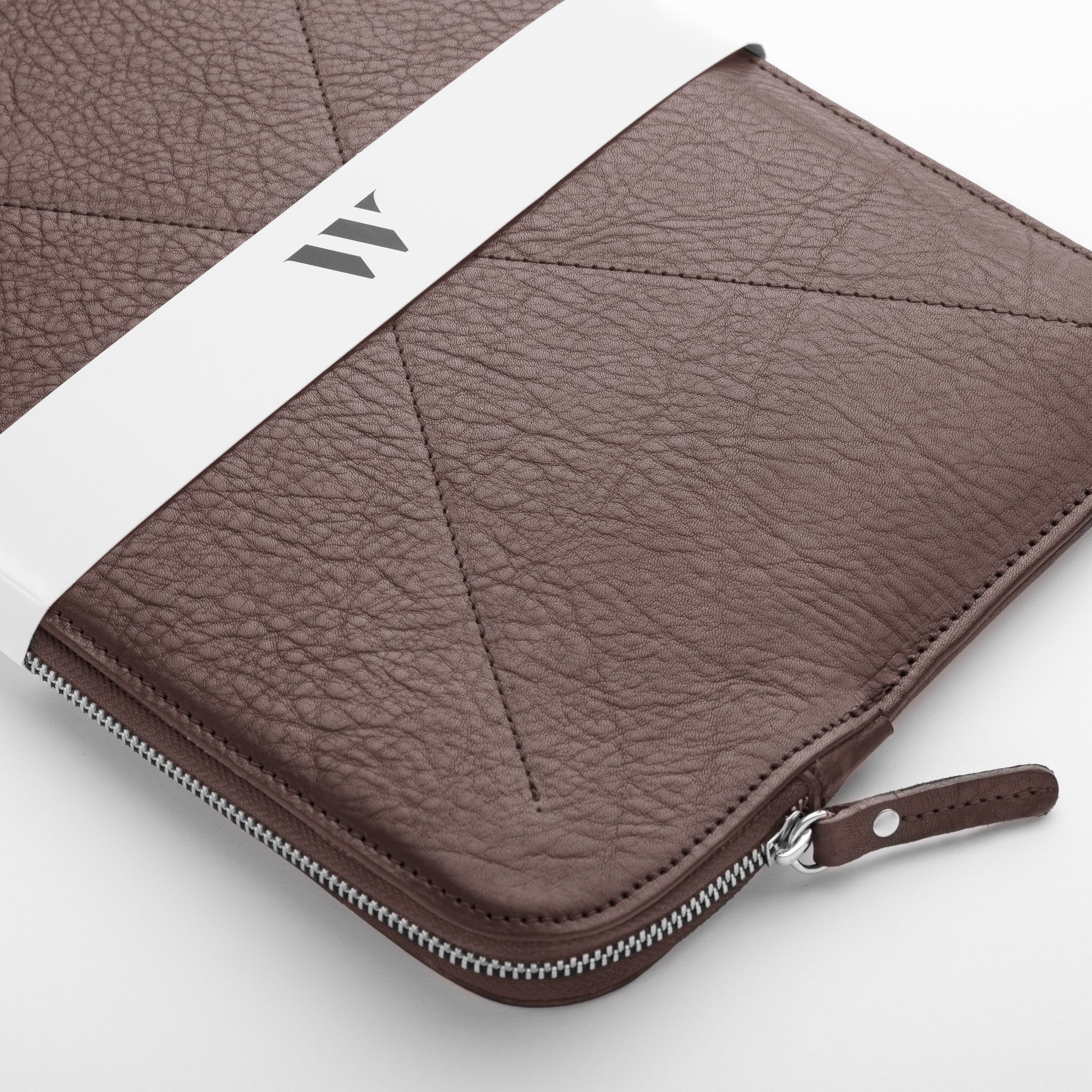 Walden® Bundle Funda Macbook / PC Laptop + Bolso Tech de Cuero Genuino · Moca