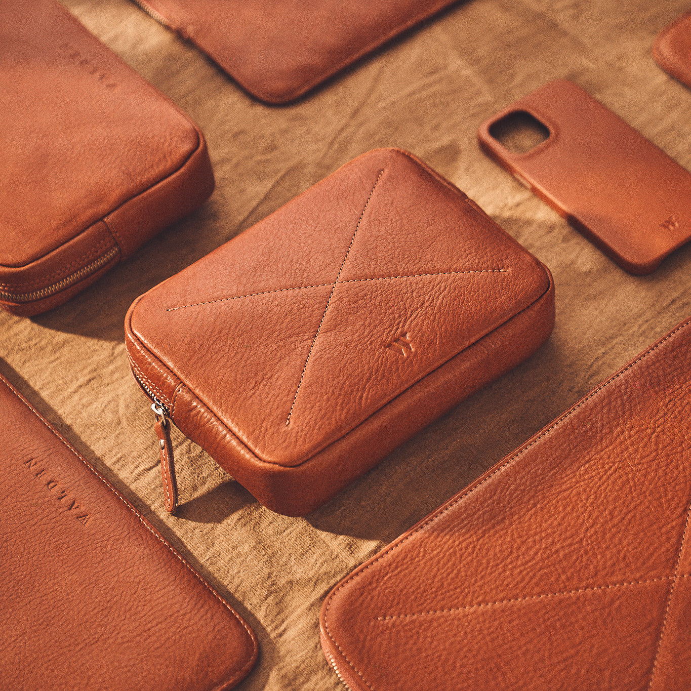 Walden® Bundle Funda Macbook / PC Laptop + Bolso Tech de Cuero Genuino · Terra