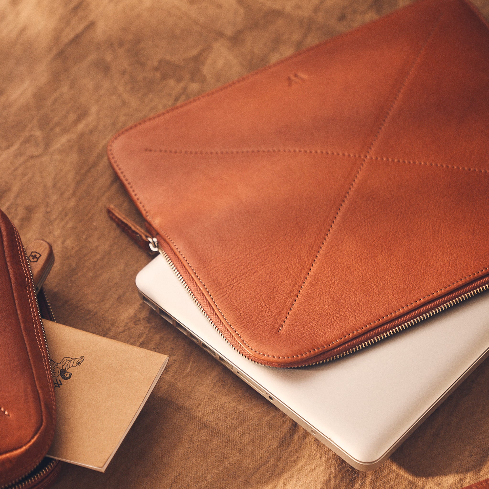 Walden® Bundle Funda Macbook / PC Laptop + Bolso Tech de Cuero Genuino · Terra