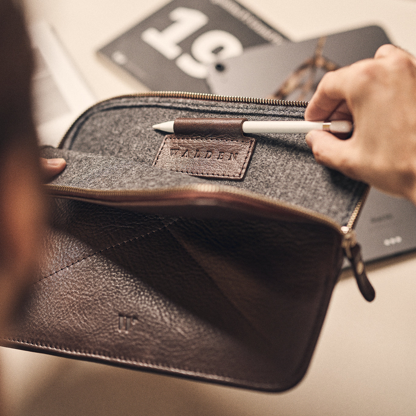 Walden® Bundle Funda iPad + Bolso Tech de Cuero Genuino · Moca