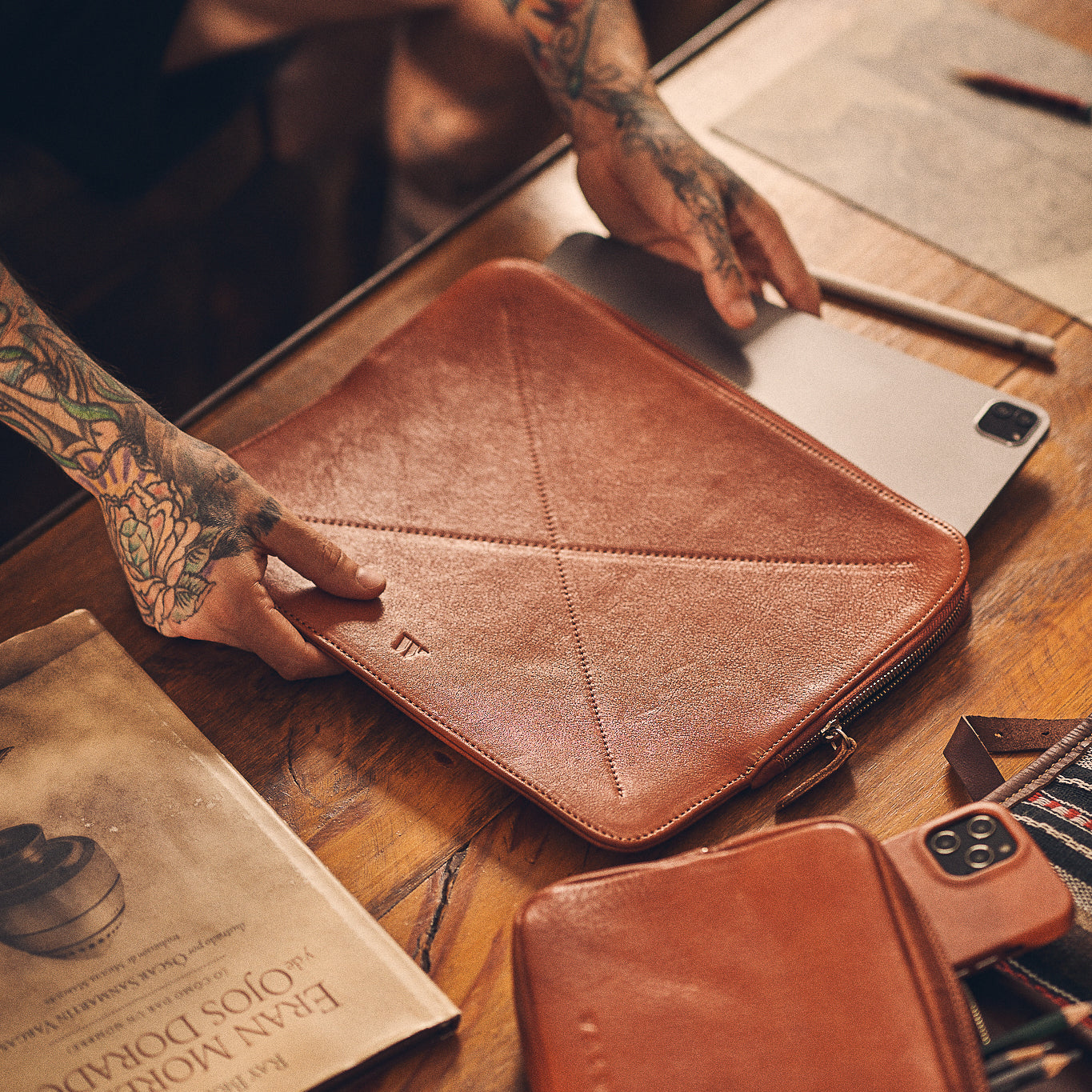 Walden® Bundle Funda iPad + Bolso Tech de Cuero Genuino · Terra