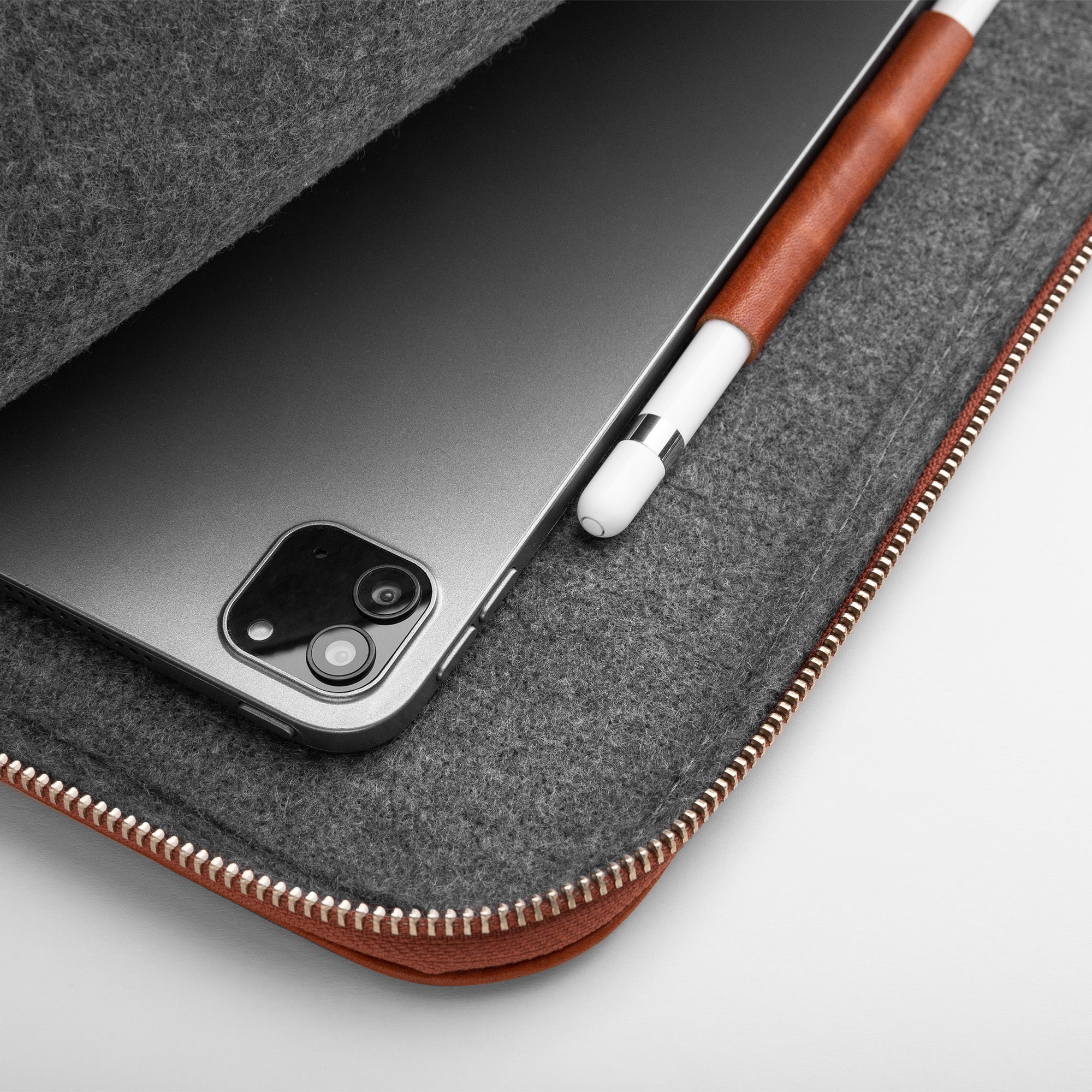 Walden® Bundle Funda iPad + Bolso Tech de Cuero Genuino · Terra