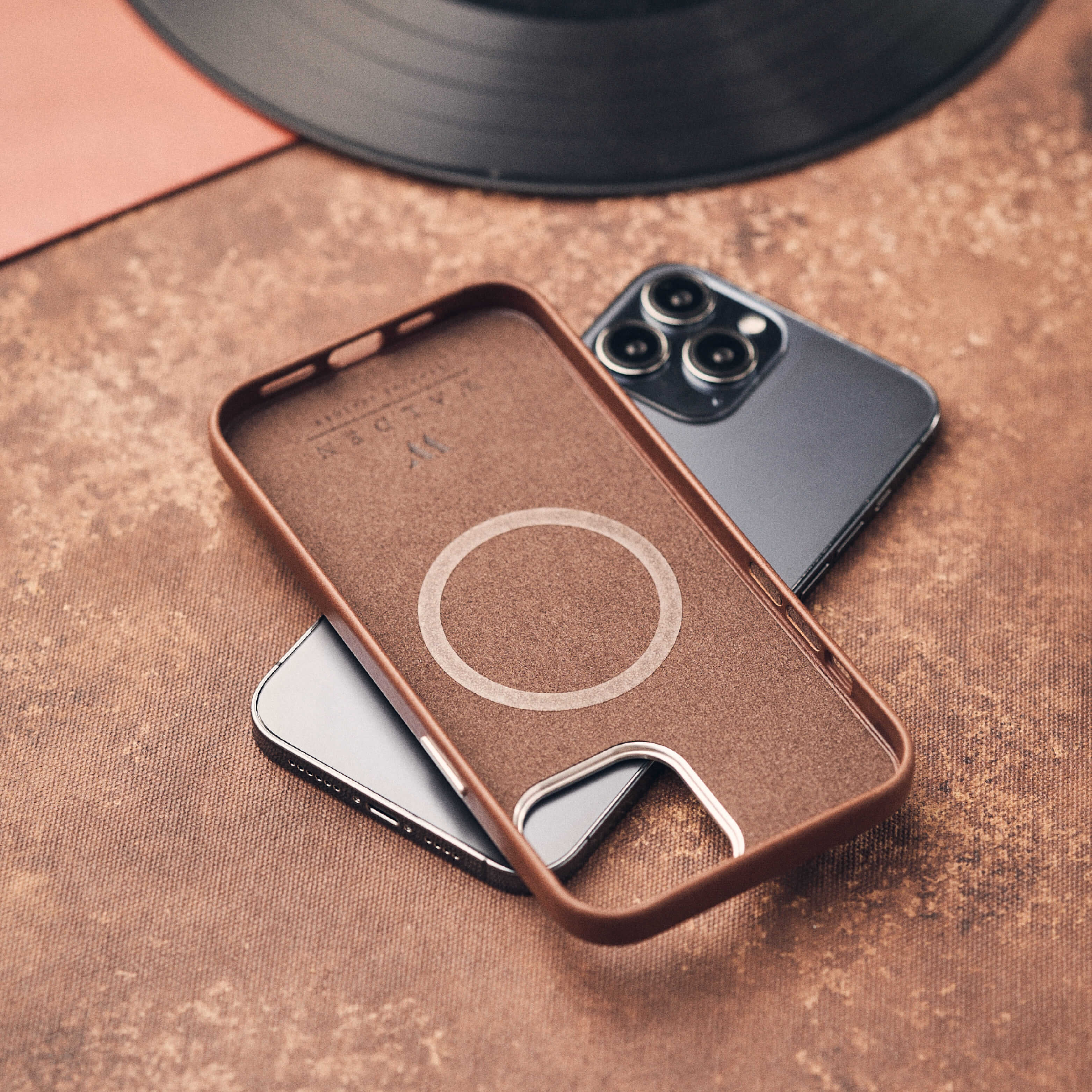 Walden® Funda iPhone + Estuche Airpods de Cuero Genuino · Moca