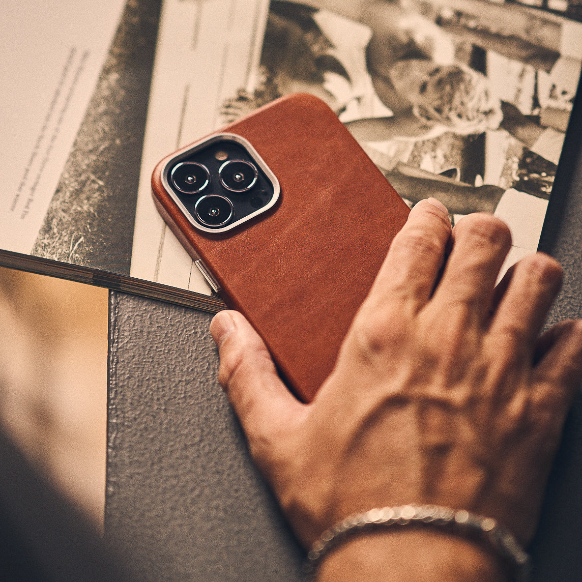 Walden® Funda iPhone + Estuche Airpods de Cuero Genuino · Terra