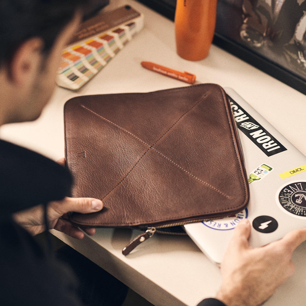 Walden® Funda para Apple Macbook de Cuero Genuino · Moca #color_moca