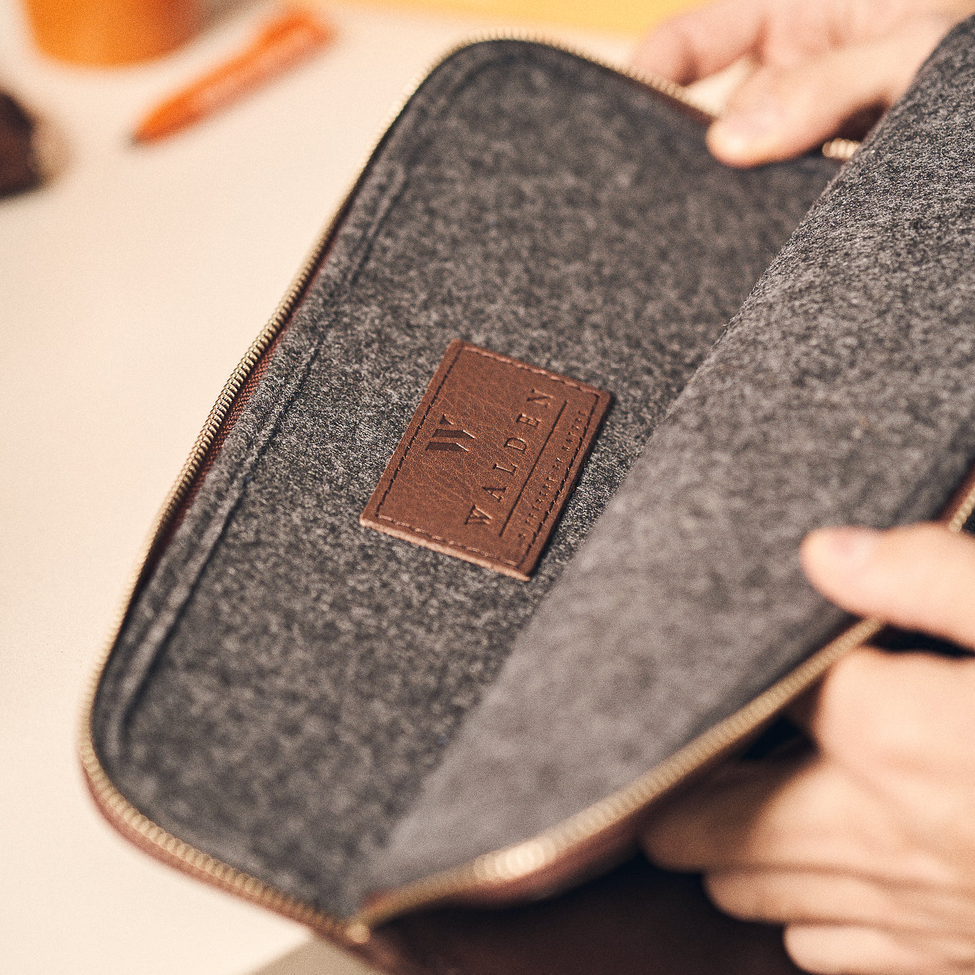 Walden® Funda para Apple Macbook de Cuero Genuino · Moca #color_moca