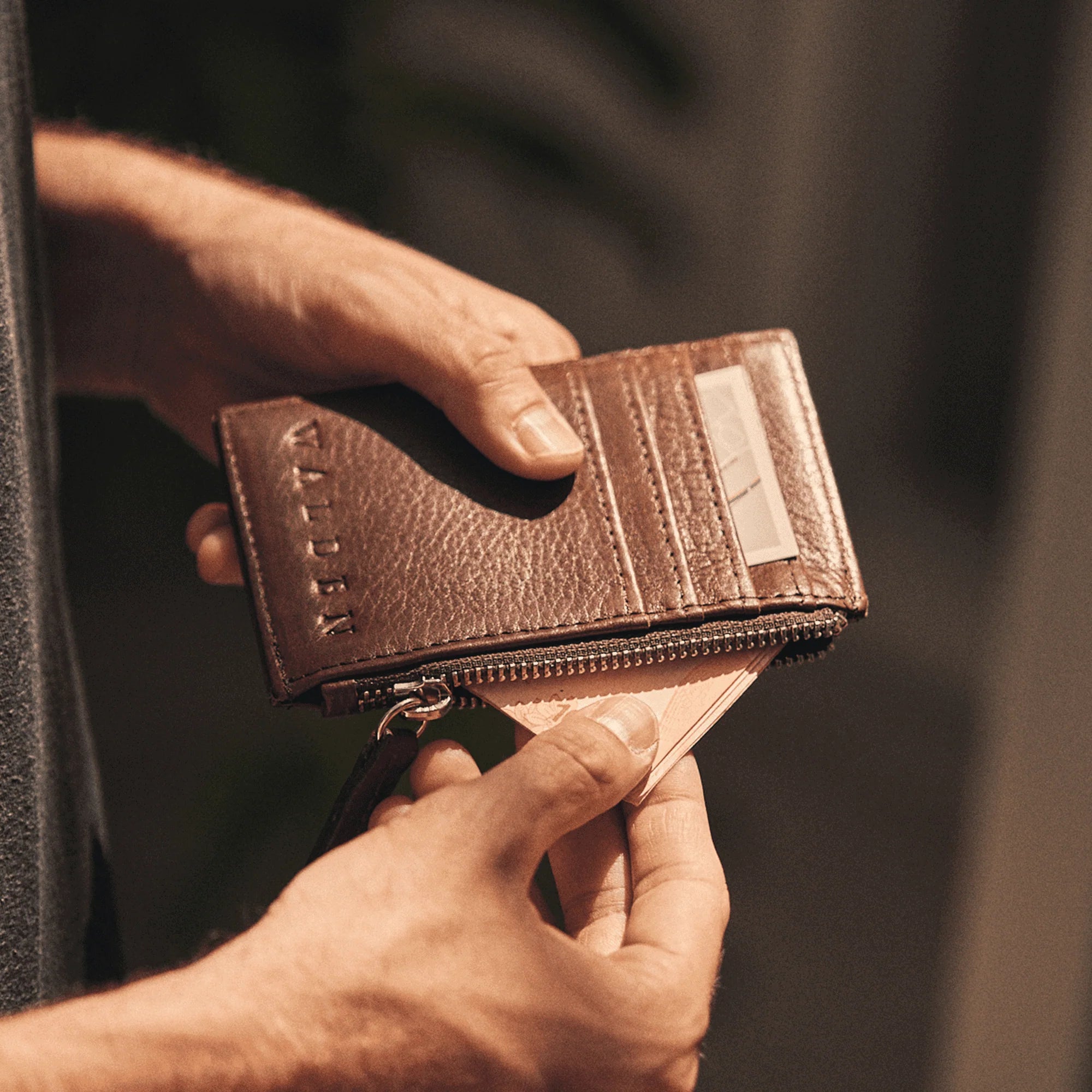 Walden® Tarjetero Zipper de Cuero Genuino · Moca #color_moca