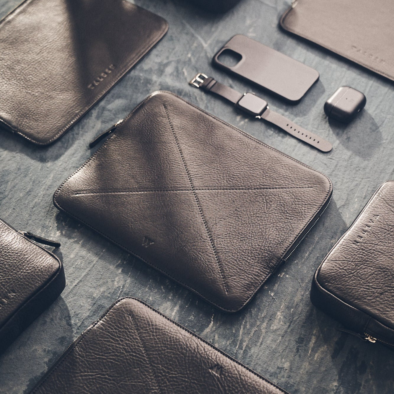 Walden® Bundle Funda Macbook / PC Laptop + Bolso Tech de Cuero Genuino · Bosco #color_bosco