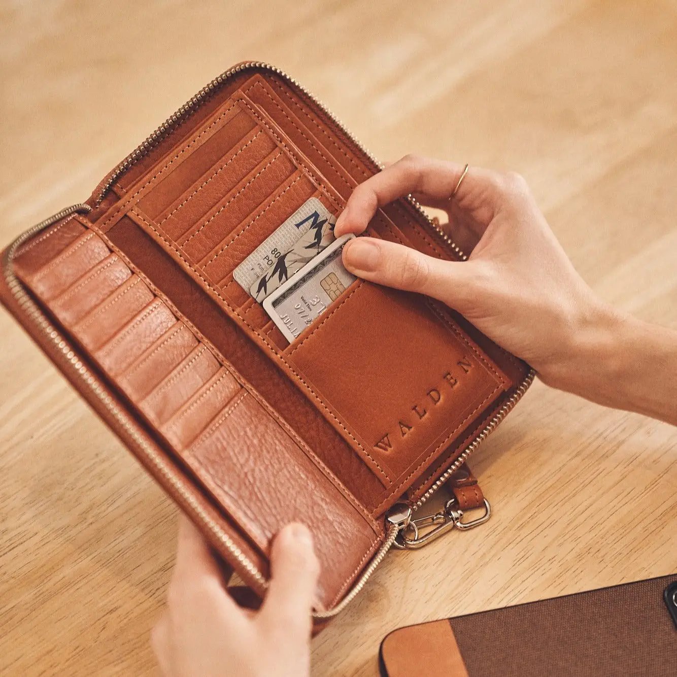 Walden® Billetera Large de Cuero Genuino · Terra #color_terra