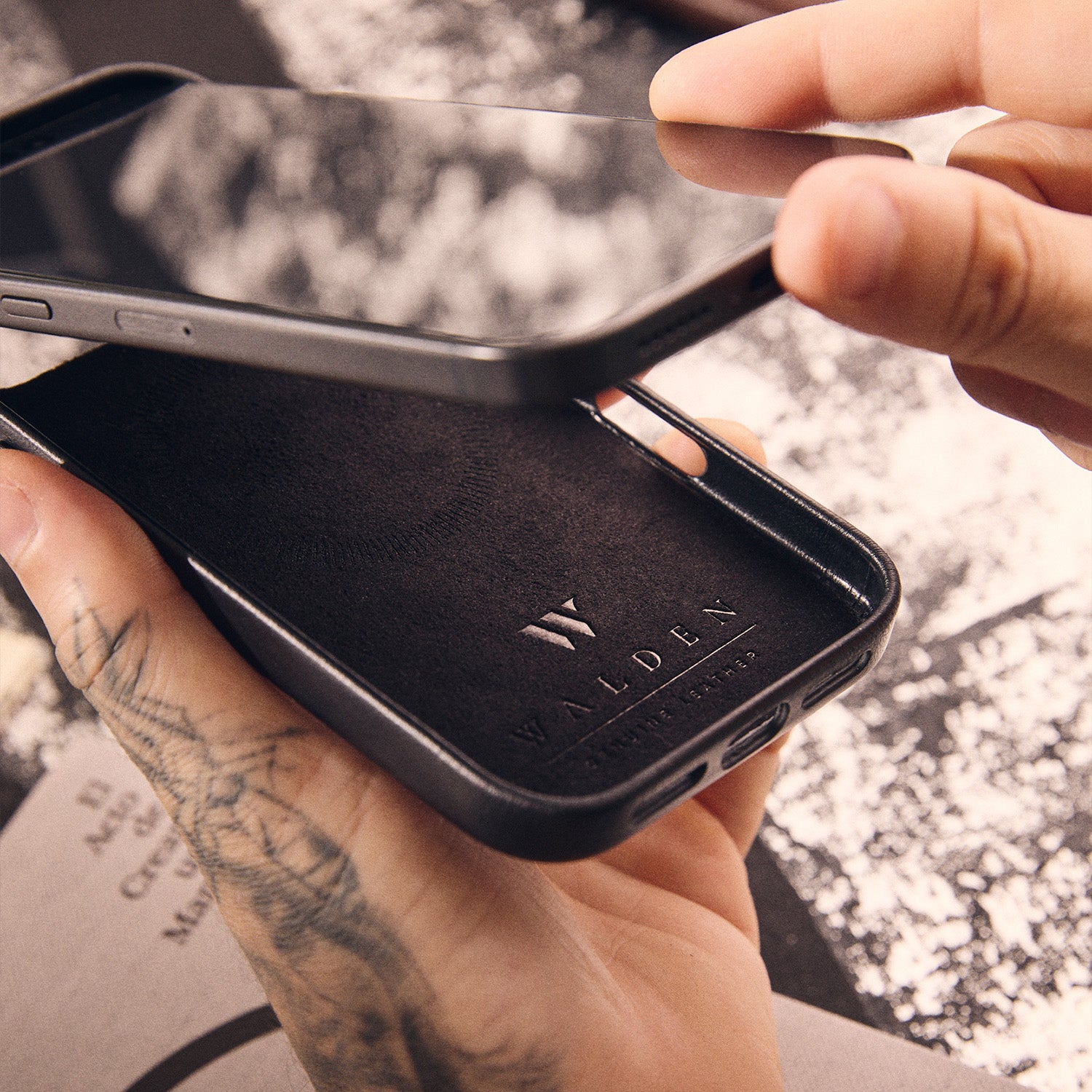 Walden® Funda de Cuero Genuino para iPhone · Bosco #color_bosco black