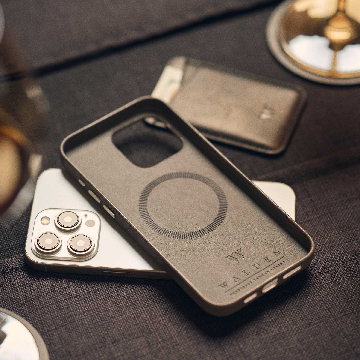 Walden® Funda de Cuero Combinado para iPhone · Alcantara #color_alcantara