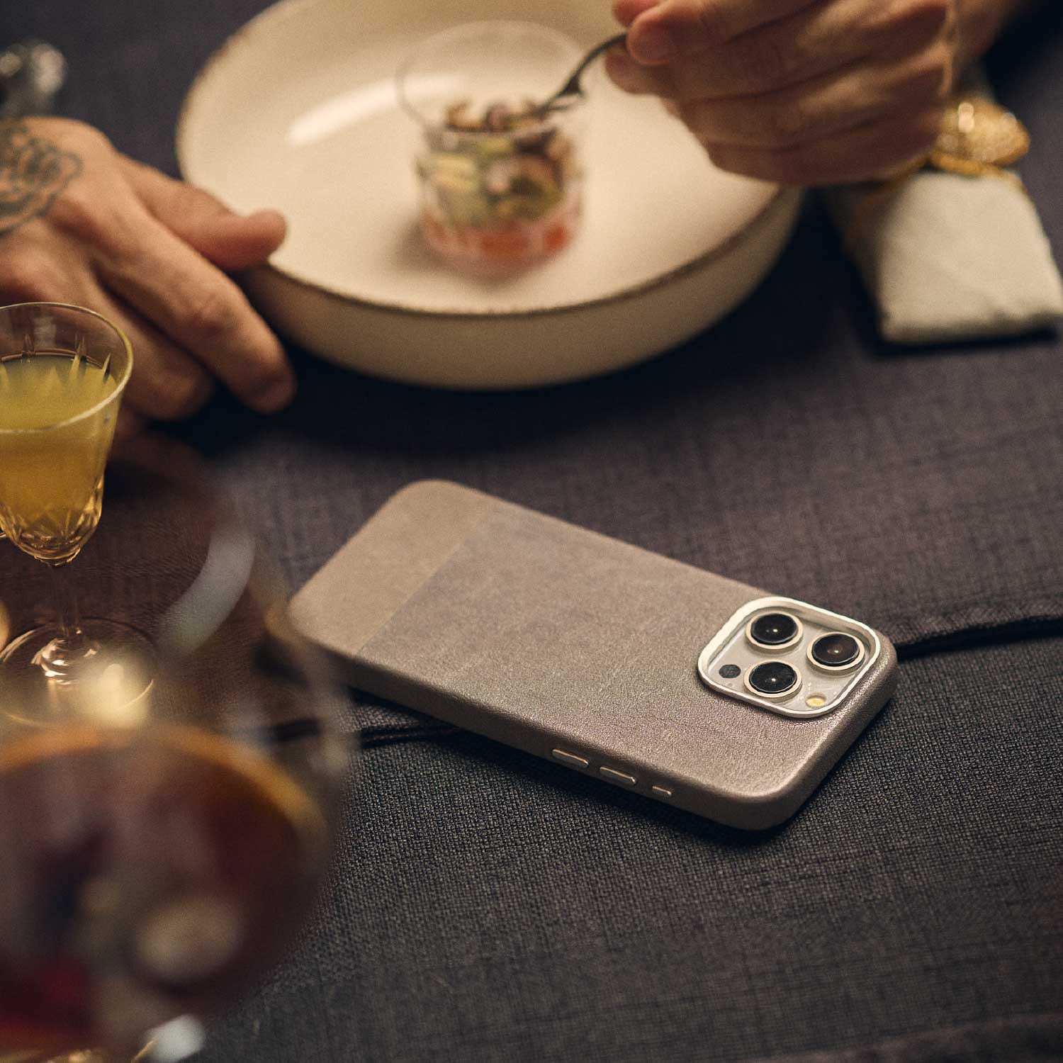 Walden® Funda de Cuero Combinado para iPhone · Alcantara #color_alcantara