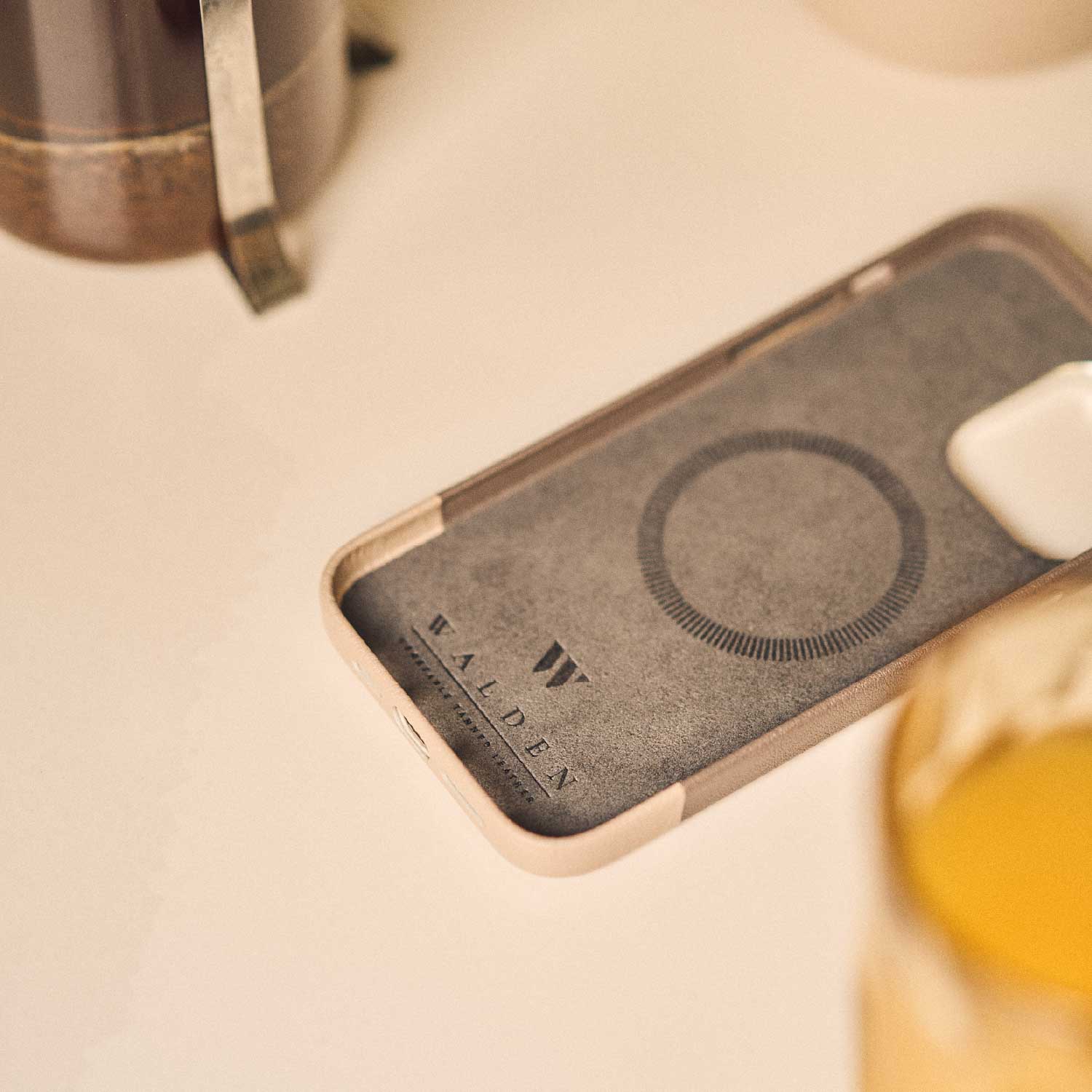 Walden® Funda de Cuero Combinado para iPhone · Volta #color_volta