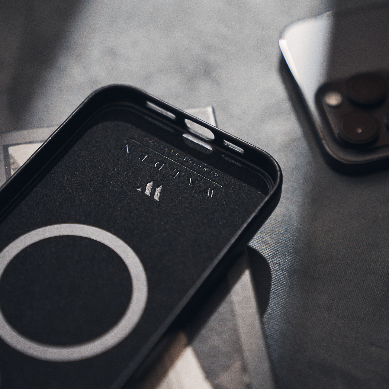 Walden® Funda de Cuero Genuino para iPhone · Bosco #color_bosco black
