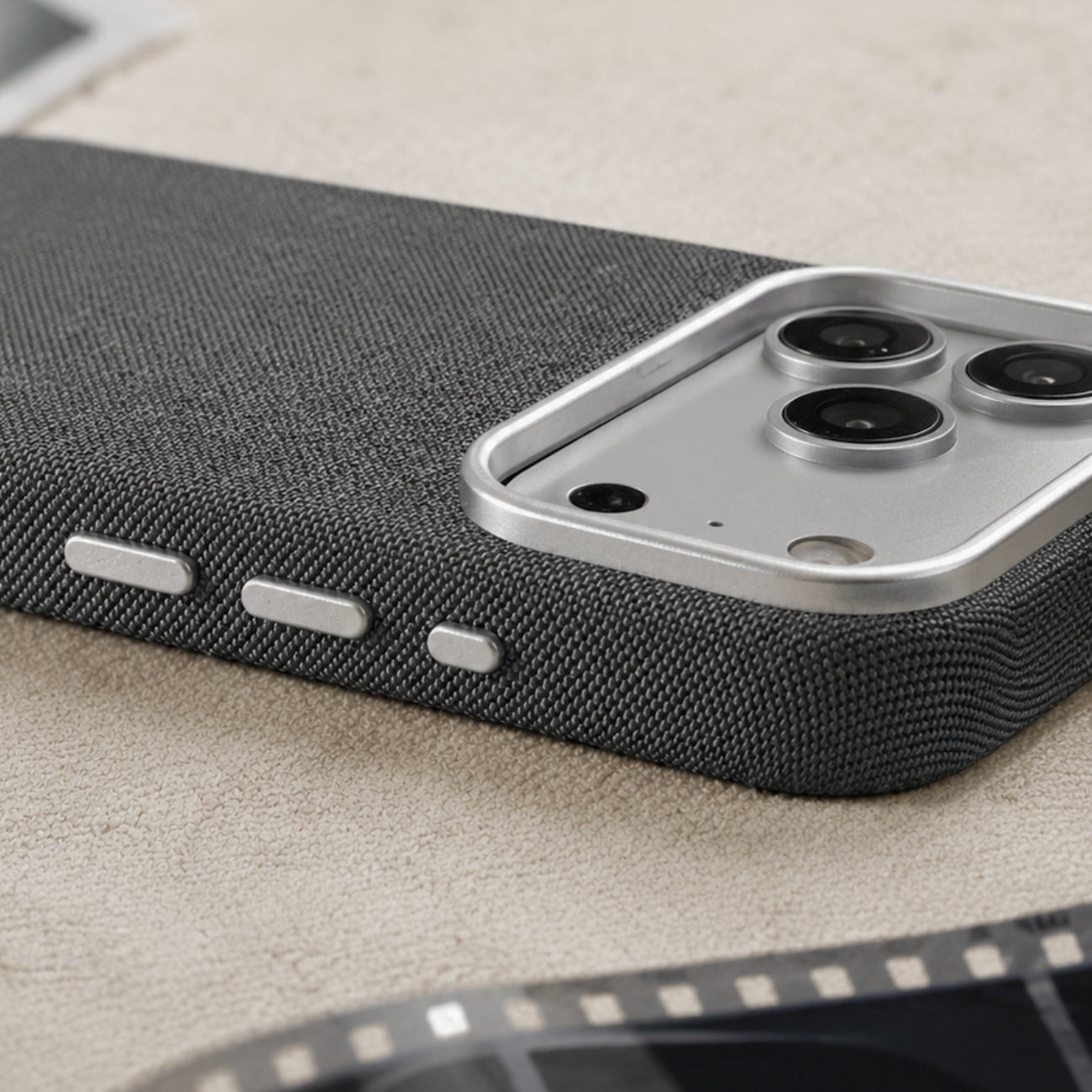Walden® Funda de Tejido CORDURA® y Cuero para iPhone · Volta #color_volta