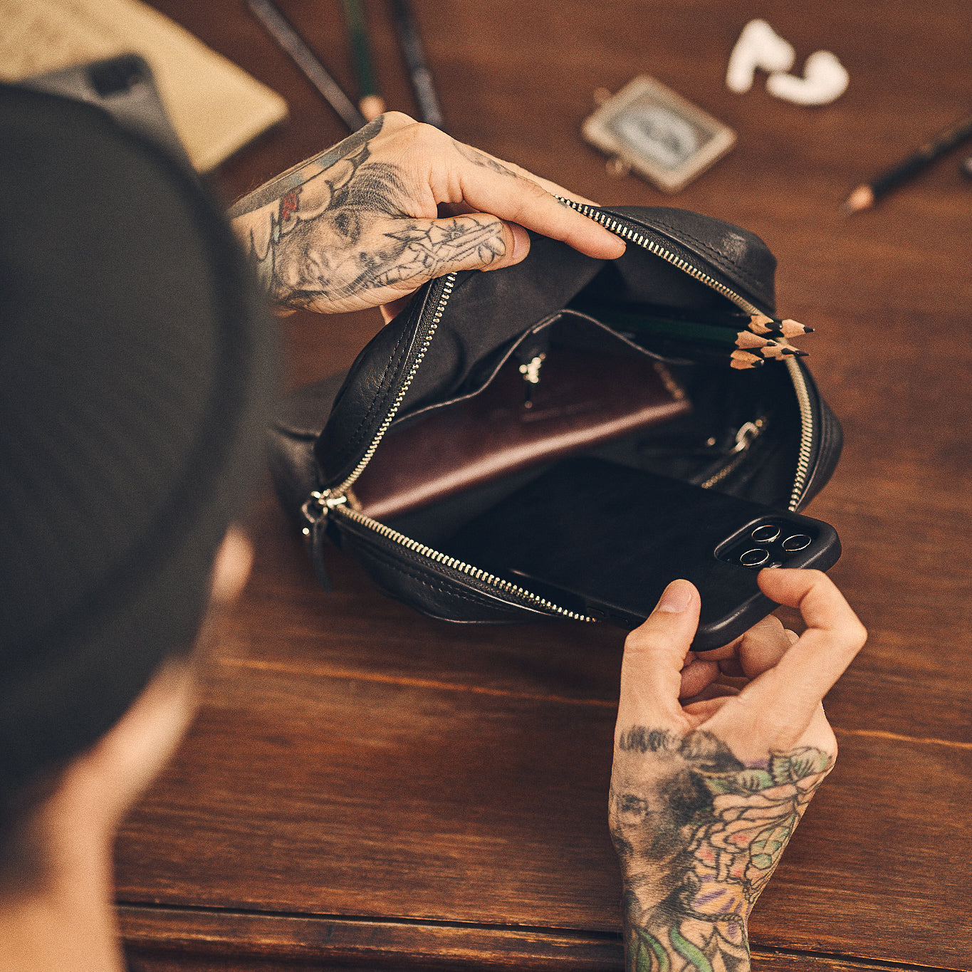 Walden® Bundle Funda Macbook / PC Laptop + Bolso Tech de Cuero Genuino · Bosco