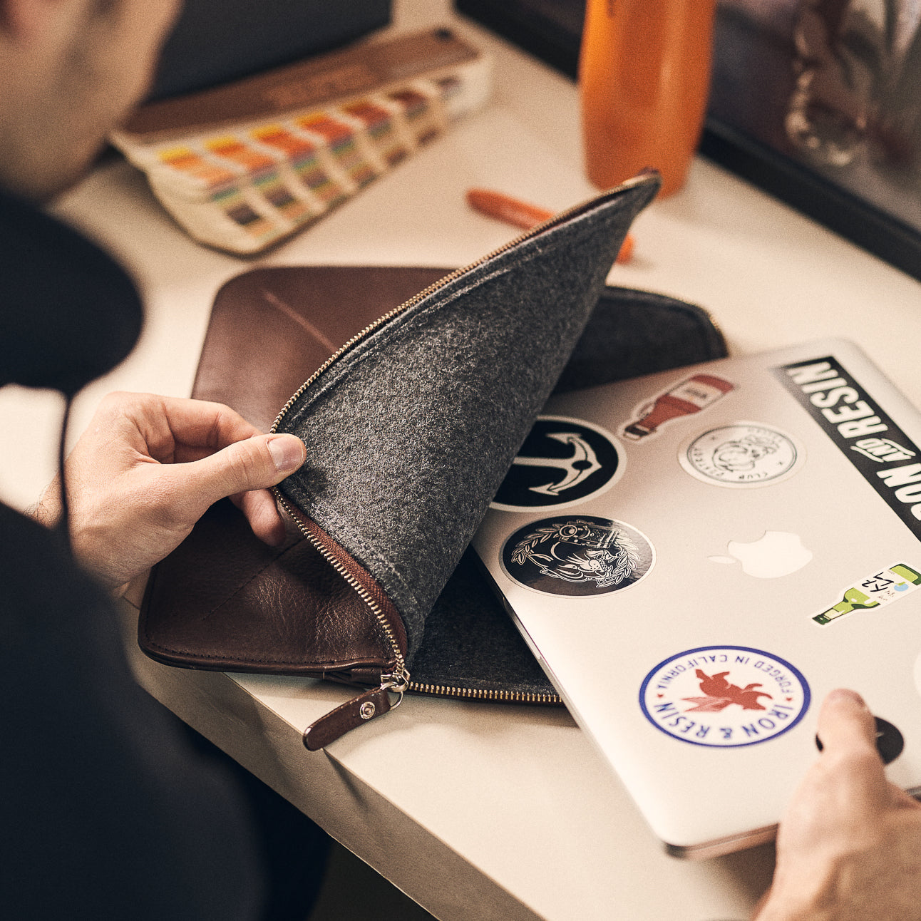 Walden® Bundle Funda Macbook / PC Laptop + Bolso Tech de Cuero Genuino · Moca