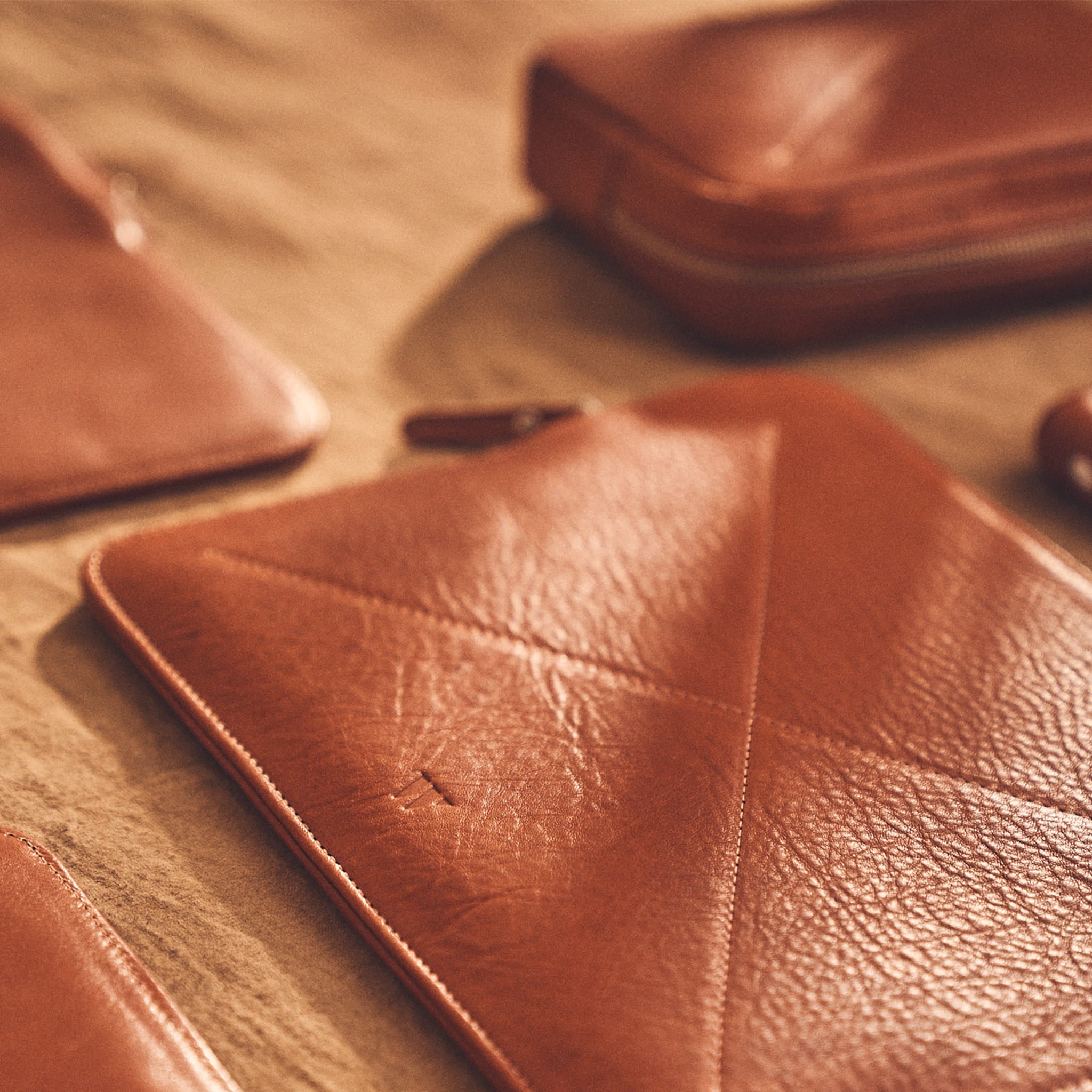 Walden® Bundle Funda Macbook / PC Laptop + Bolso Tech de Cuero Genuino · Terra