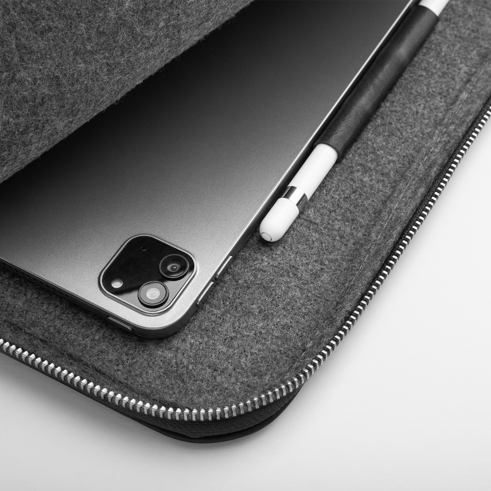 Walden® Bundle Funda iPad + Bolso Tech de Cuero Genuino · Bosco