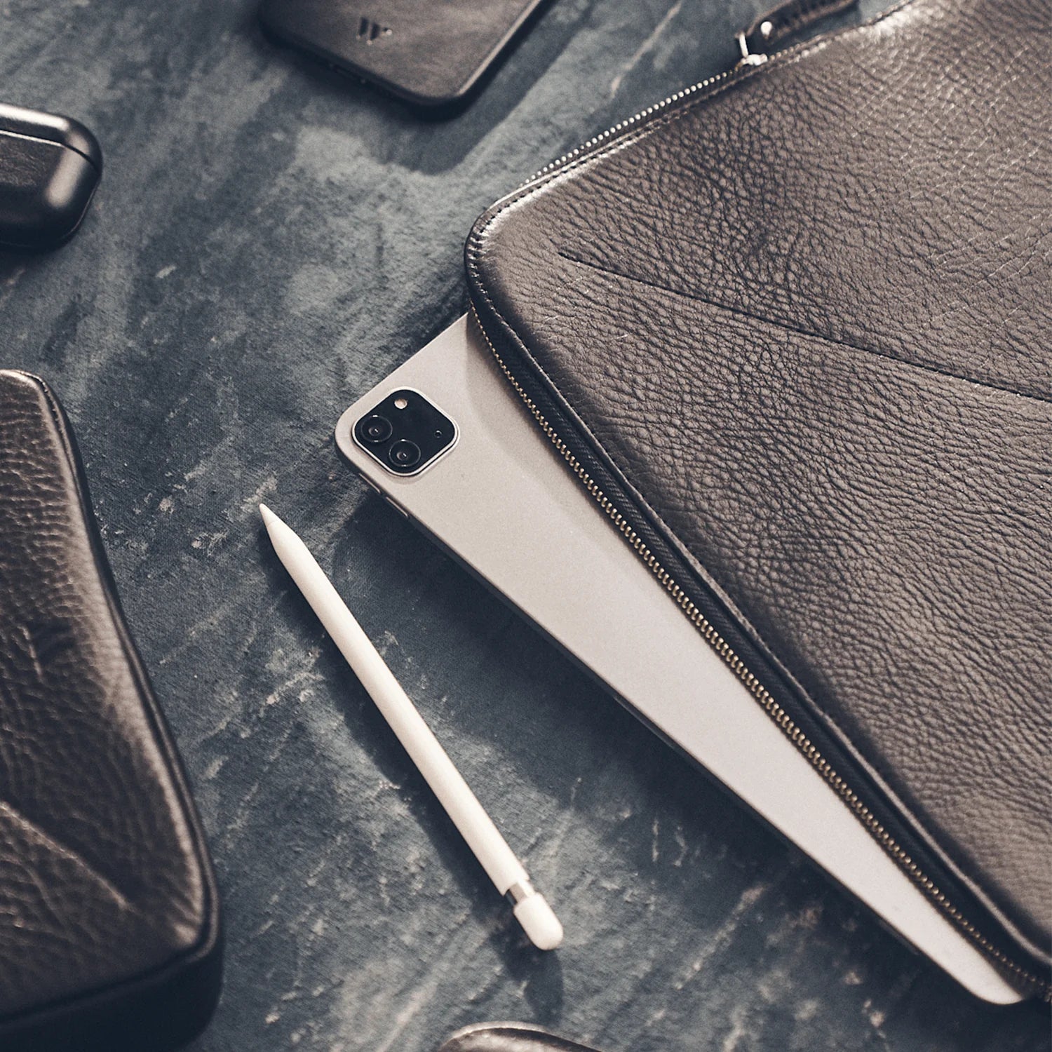 Walden® Bundle Funda iPad + Bolso Tech de Cuero Genuino · Bosco