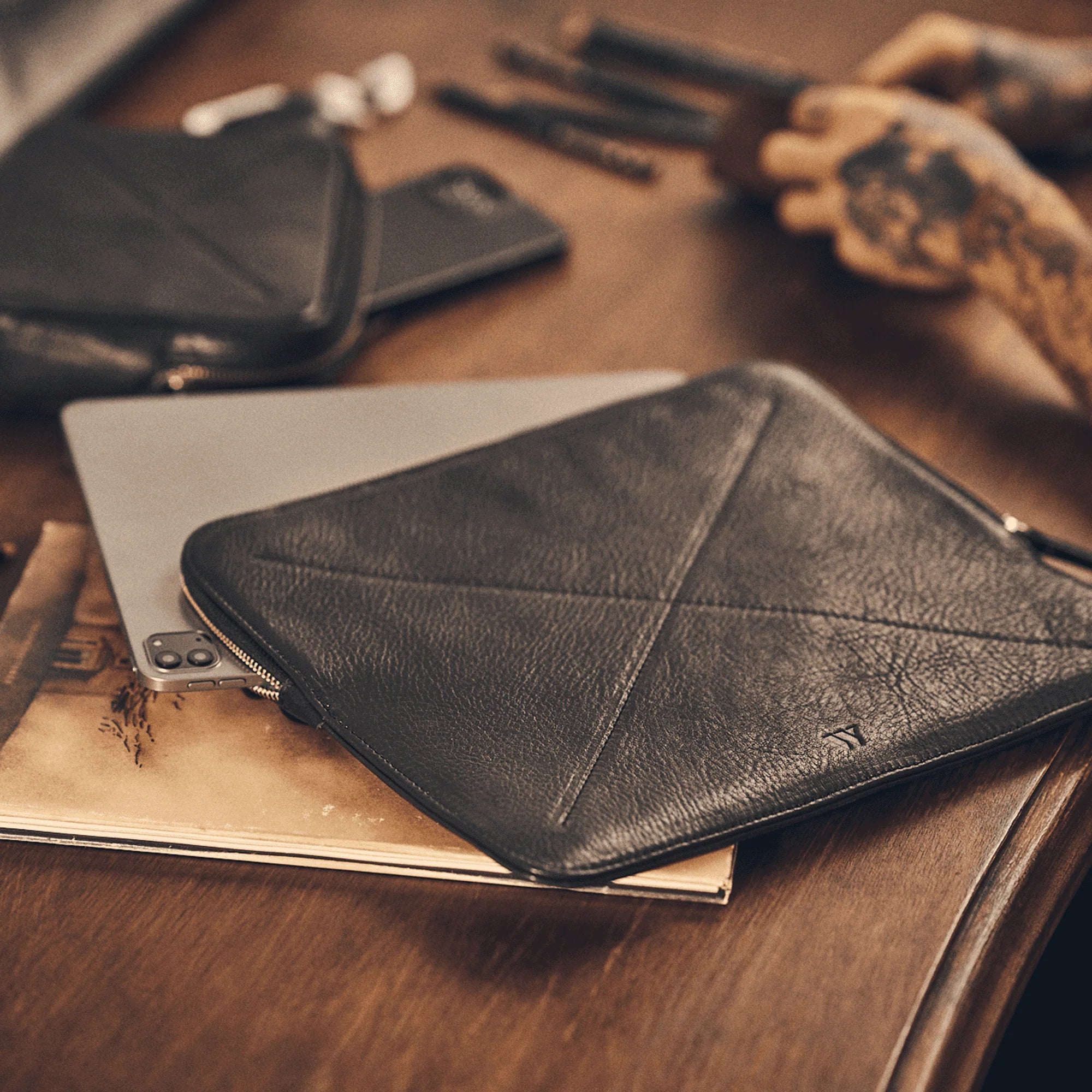 Walden® Bundle Funda iPad + Bolso Tech de Cuero Genuino · Bosco