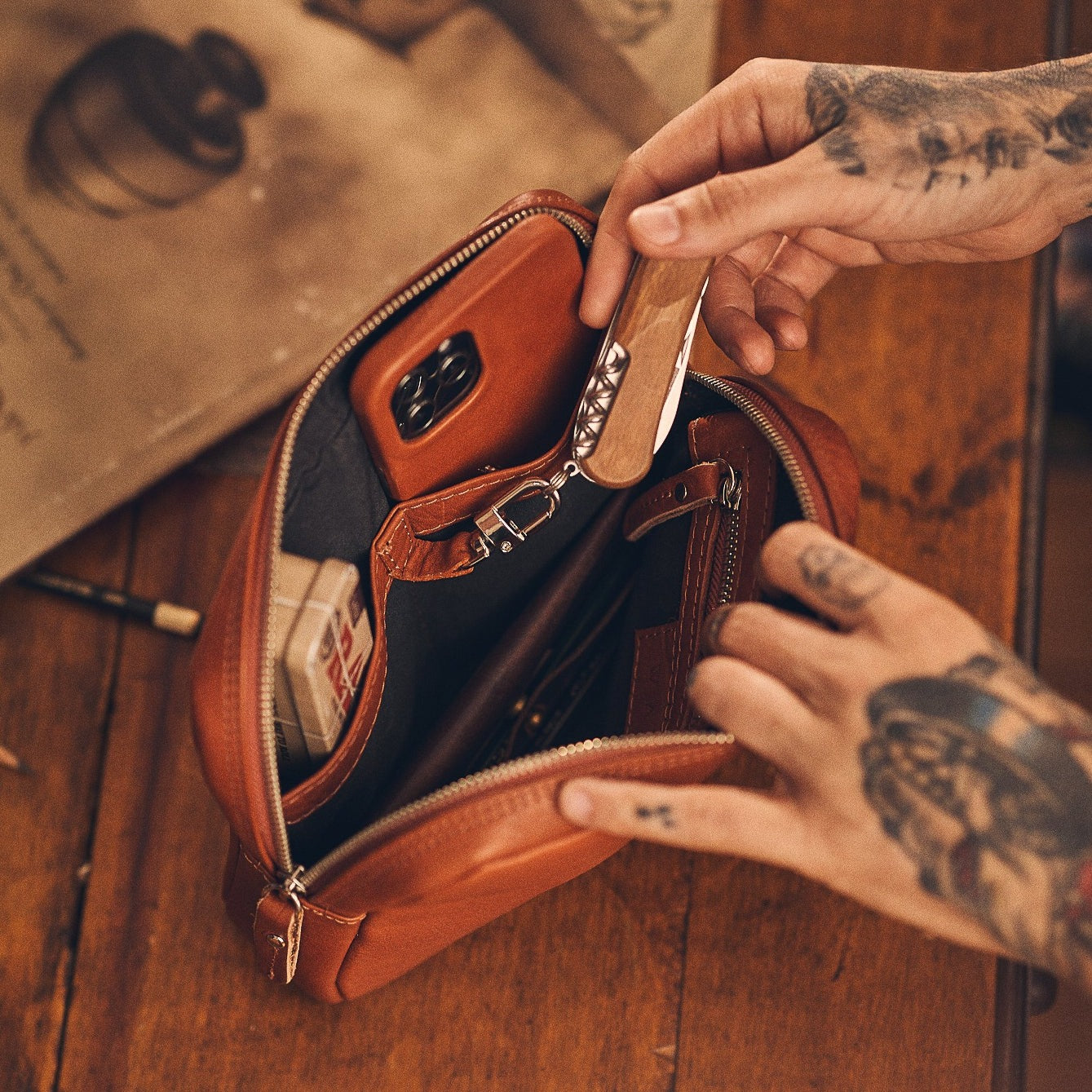 Walden® Bundle Funda iPad + Bolso Tech de Cuero Genuino · Terra