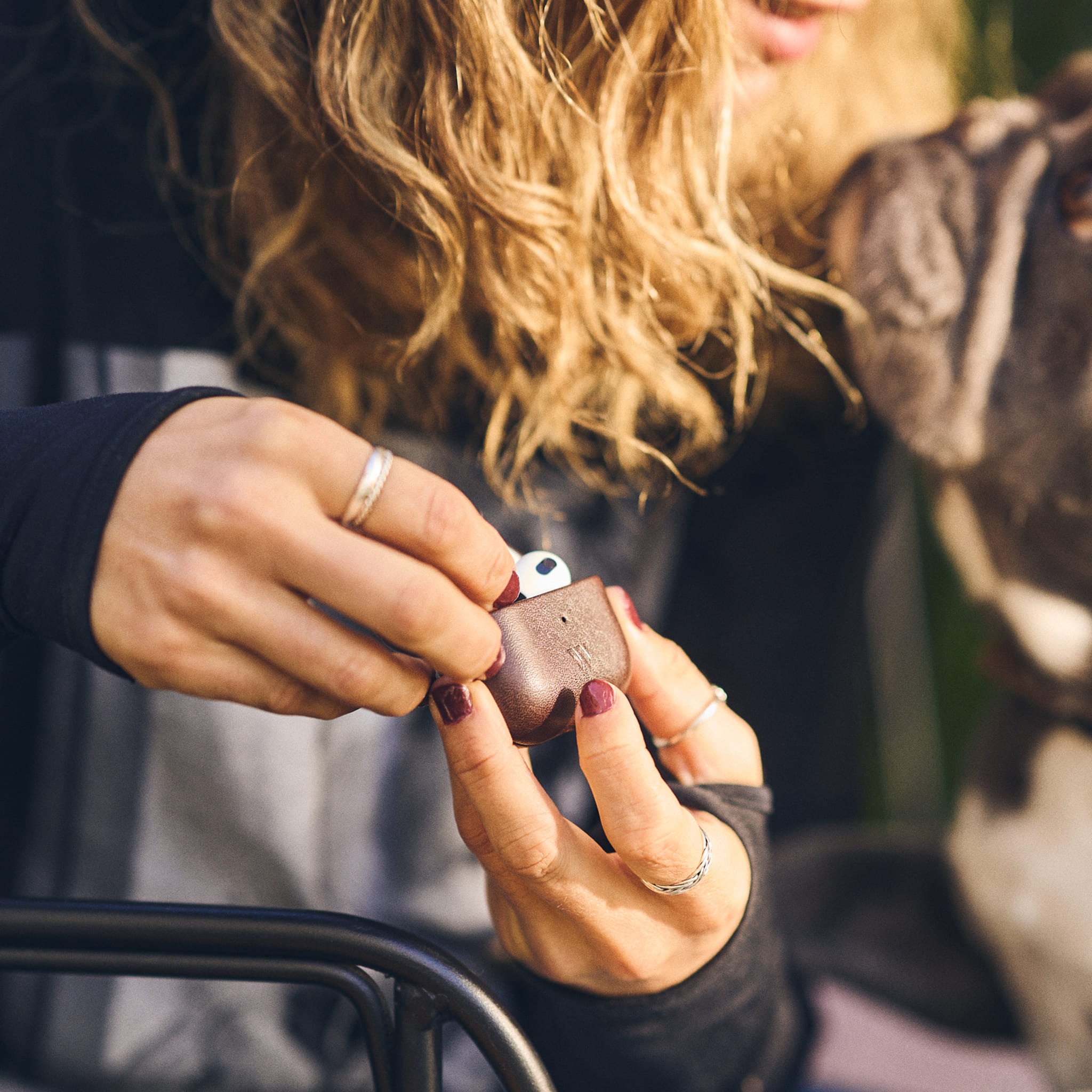 Walden® Funda iPhone + Estuche Airpods de Cuero Genuino · Moca