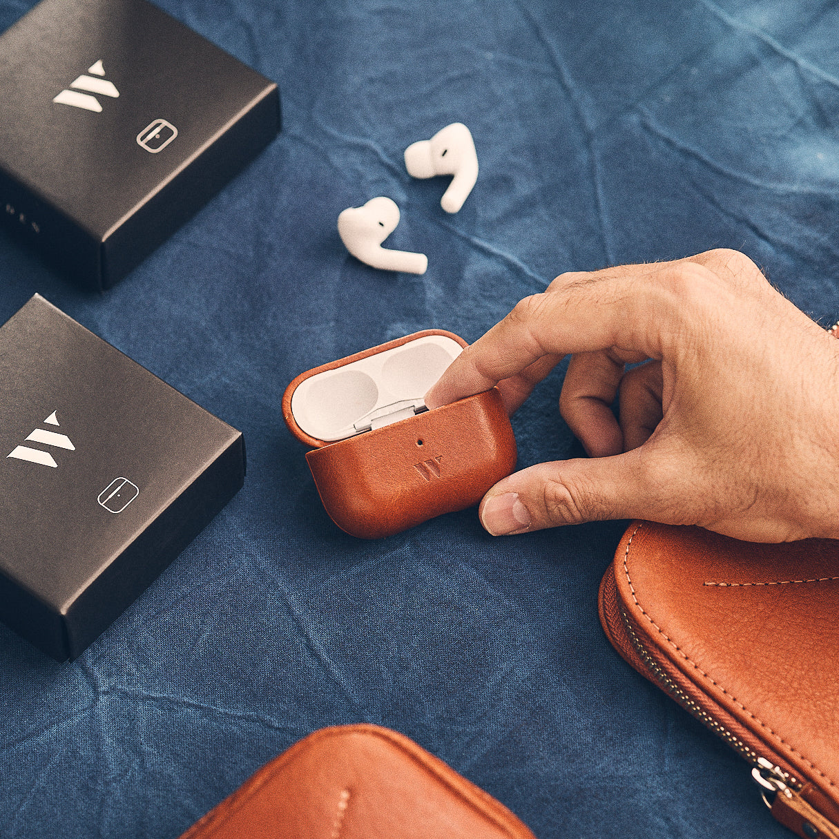 Walden® Funda iPhone + Estuche Airpods de Cuero Genuino · Terra