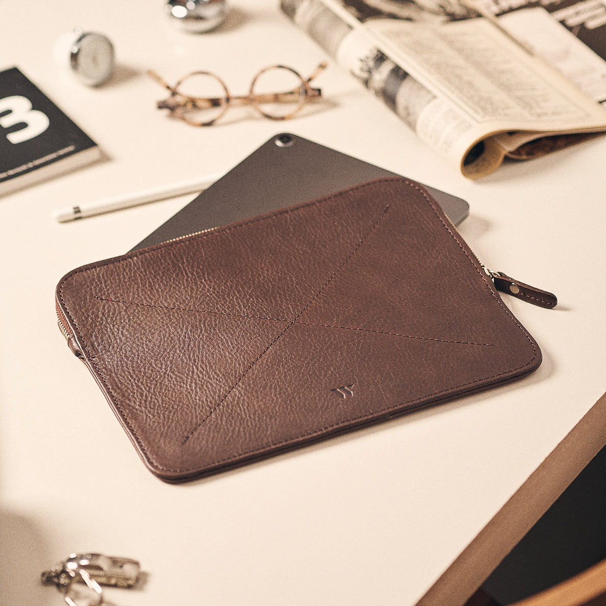 Walden® Bundle Funda iPad + Bolso Tech de Cuero Genuino · Moca #color_moca