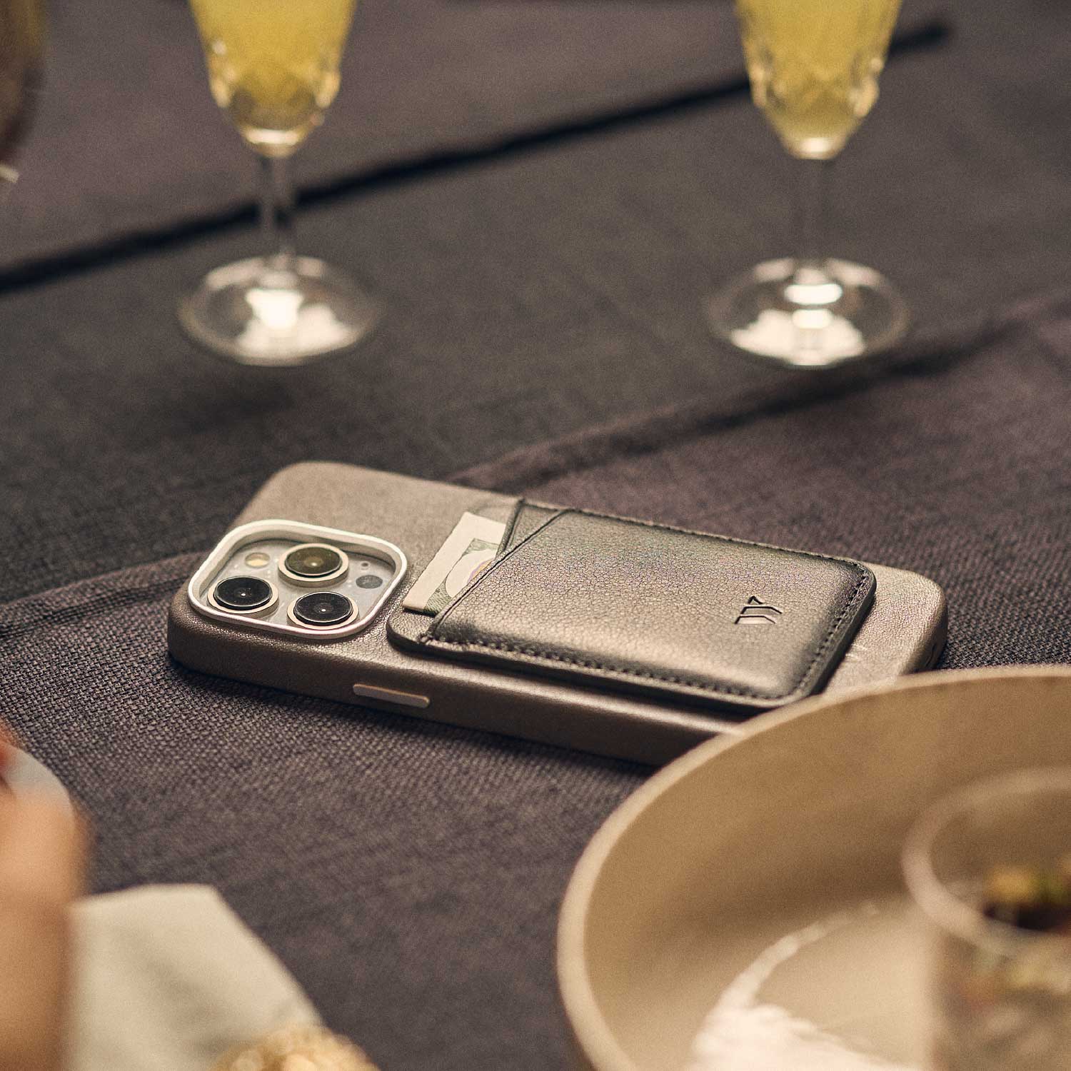 Walden® Funda de Cuero Combinado para iPhone · Alcantara #color_alcantara