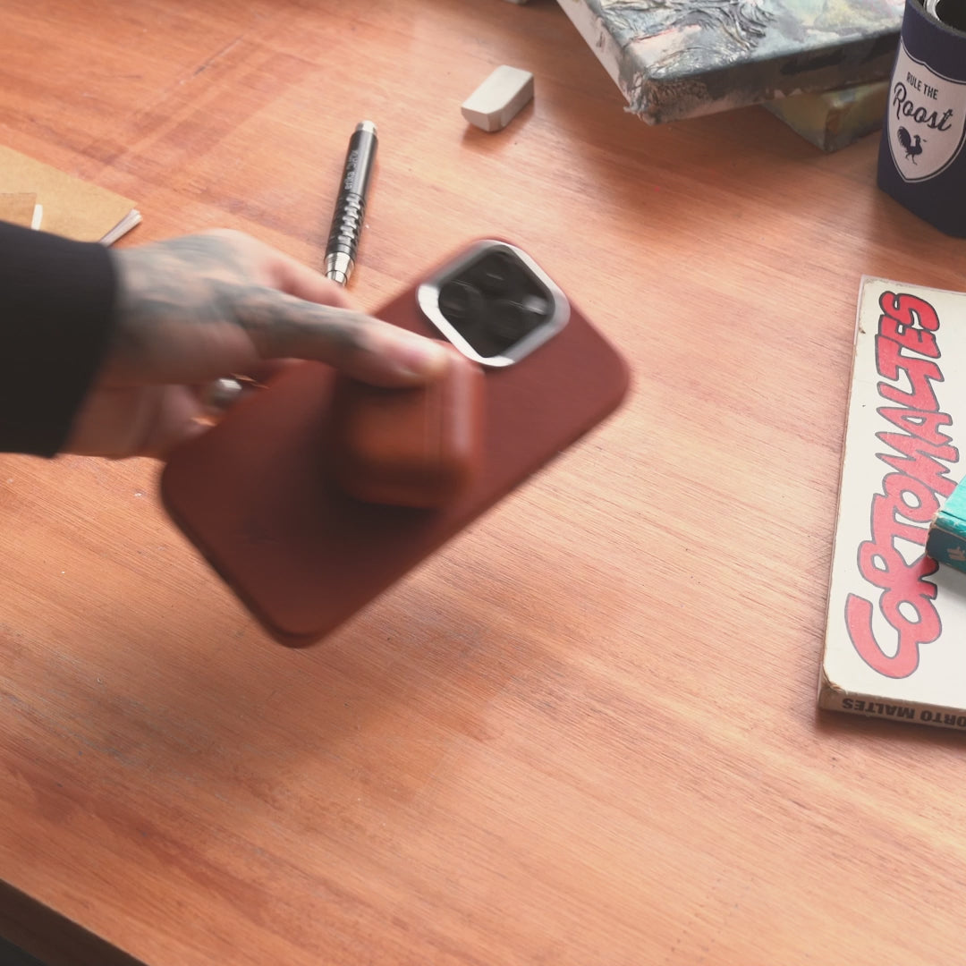 Walden® Funda iPhone + Estuche Airpods de Cuero Genuino · Terra